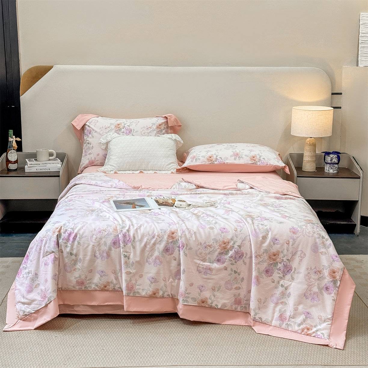 91家纺网 家纺一手货源 找家纺 慕木家纺 2026新款A类印花慕丝棉凉感夏被夏凉被空调被四件套 凡尔赛+粉