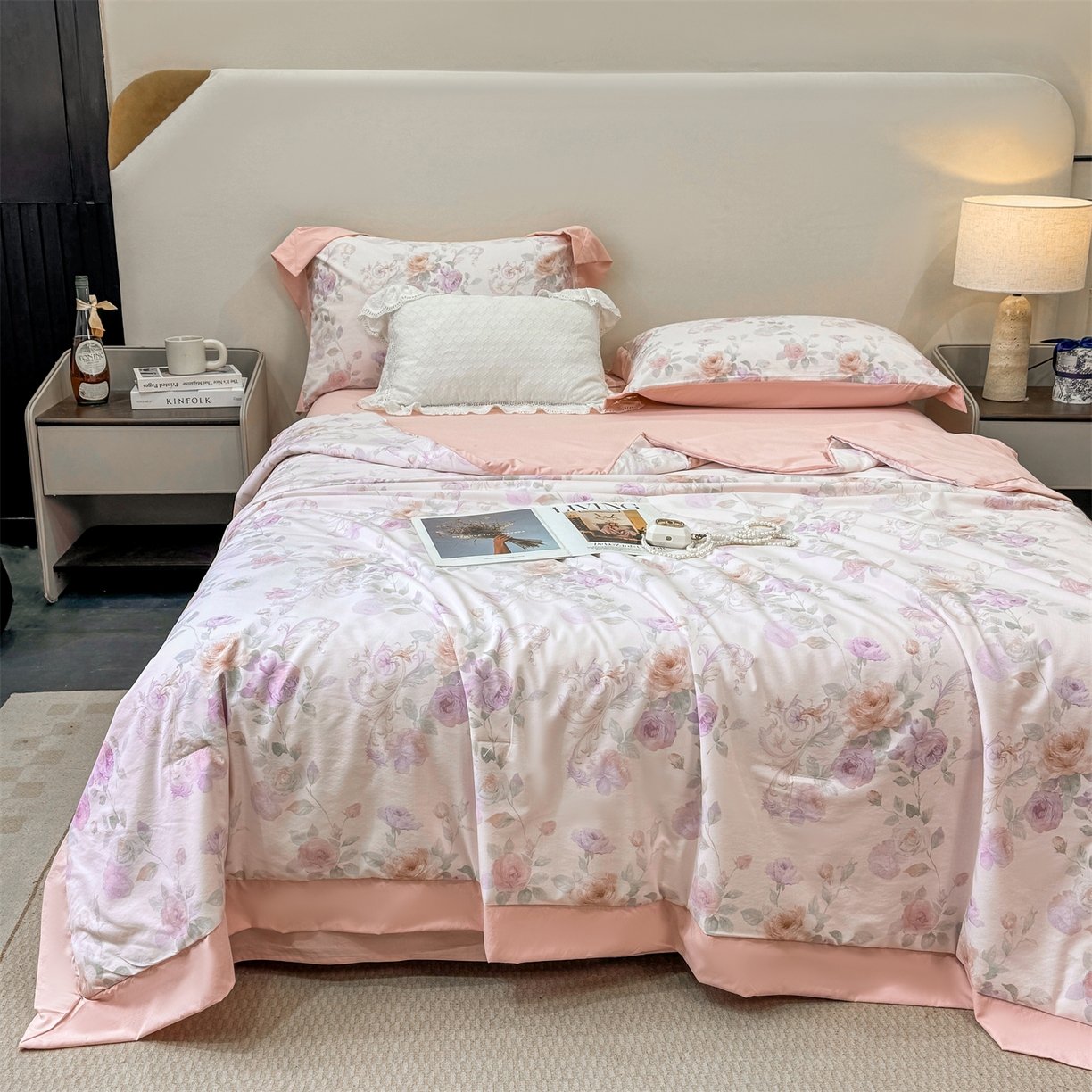 91家纺网 家纺一手货源 找家纺 慕木家纺 2026新款A类印花慕丝棉凉感夏被夏凉被空调被四件套 凡尔赛+粉