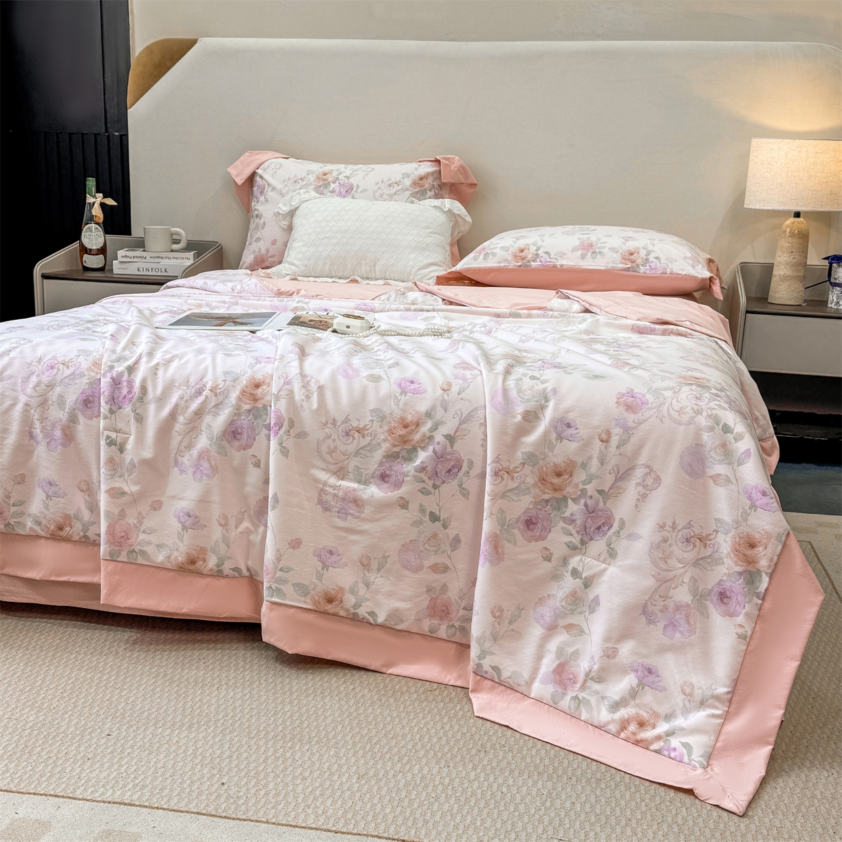 91家纺网 家纺一手货源 找家纺 慕木家纺 2026新款A类印花慕丝棉凉感夏被夏凉被空调被四件套 凡尔赛+粉