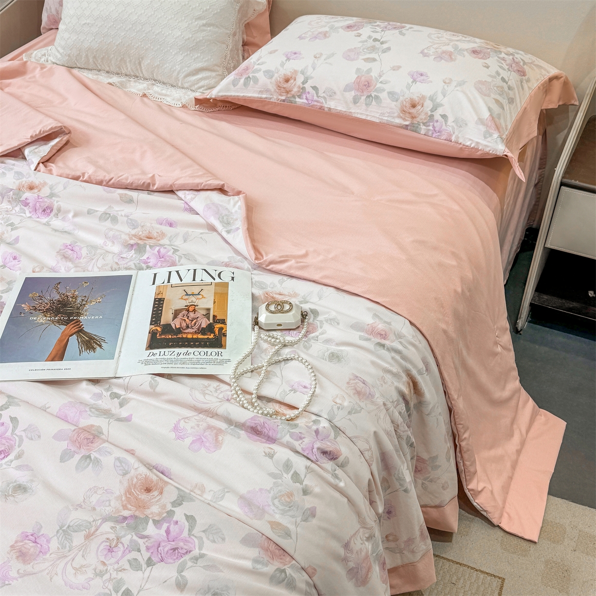 91家纺网 家纺一手货源 找家纺 慕木家纺 2026新款A类印花慕丝棉凉感夏被夏凉被空调被四件套 凡尔赛+粉