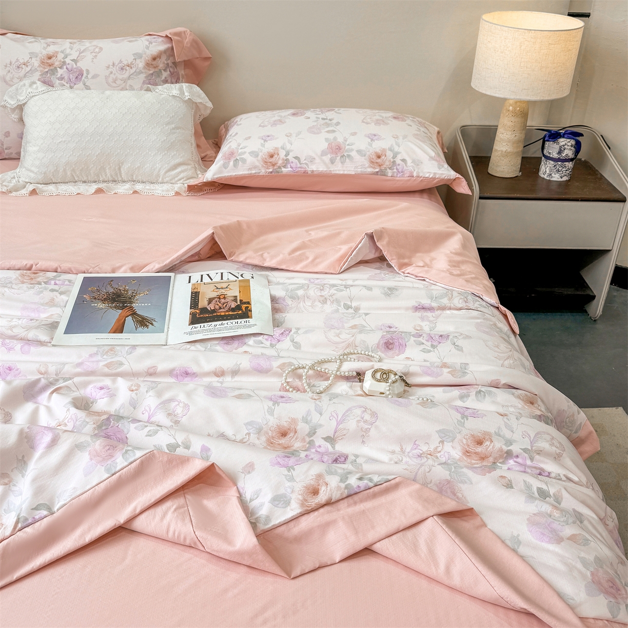 91家纺网 家纺一手货源 找家纺 慕木家纺 2026新款A类印花慕丝棉凉感夏被夏凉被空调被四件套 凡尔赛+粉