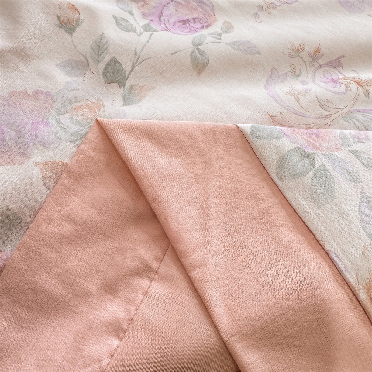 91家纺网 家纺一手货源 找家纺 慕木家纺 2026新款A类印花慕丝棉凉感夏被夏凉被空调被四件套 凡尔赛+粉