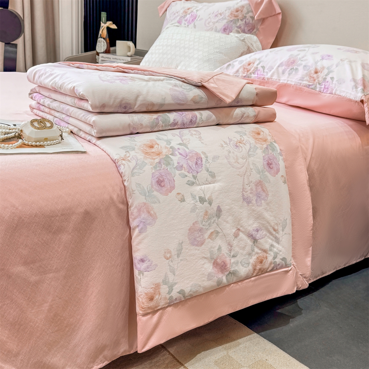 91家纺网 家纺一手货源 找家纺 慕木家纺 2026新款A类印花慕丝棉凉感夏被夏凉被空调被四件套 凡尔赛+粉