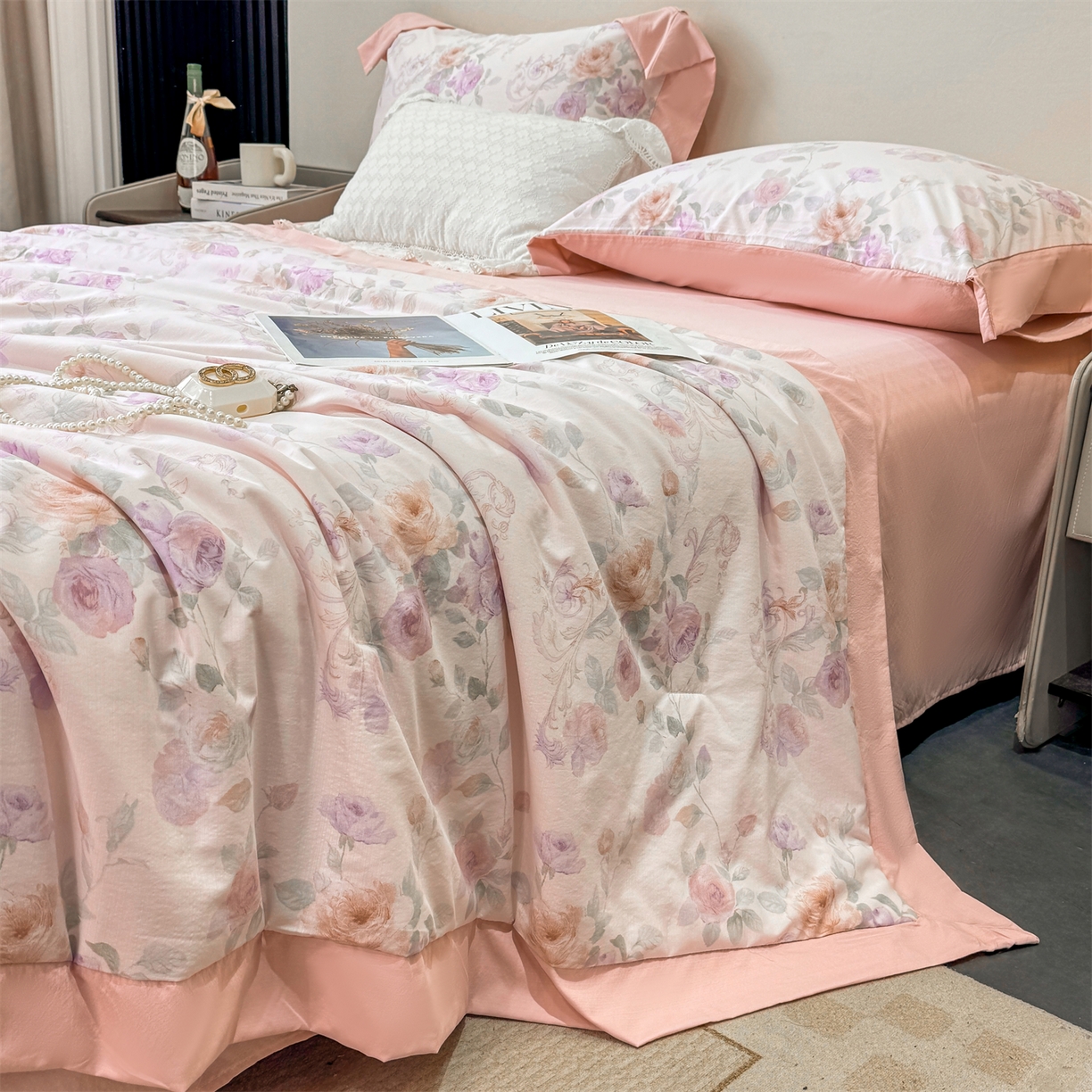 91家纺网 家纺一手货源 找家纺 慕木家纺 2026新款A类印花慕丝棉凉感夏被夏凉被空调被四件套 凡尔赛+粉