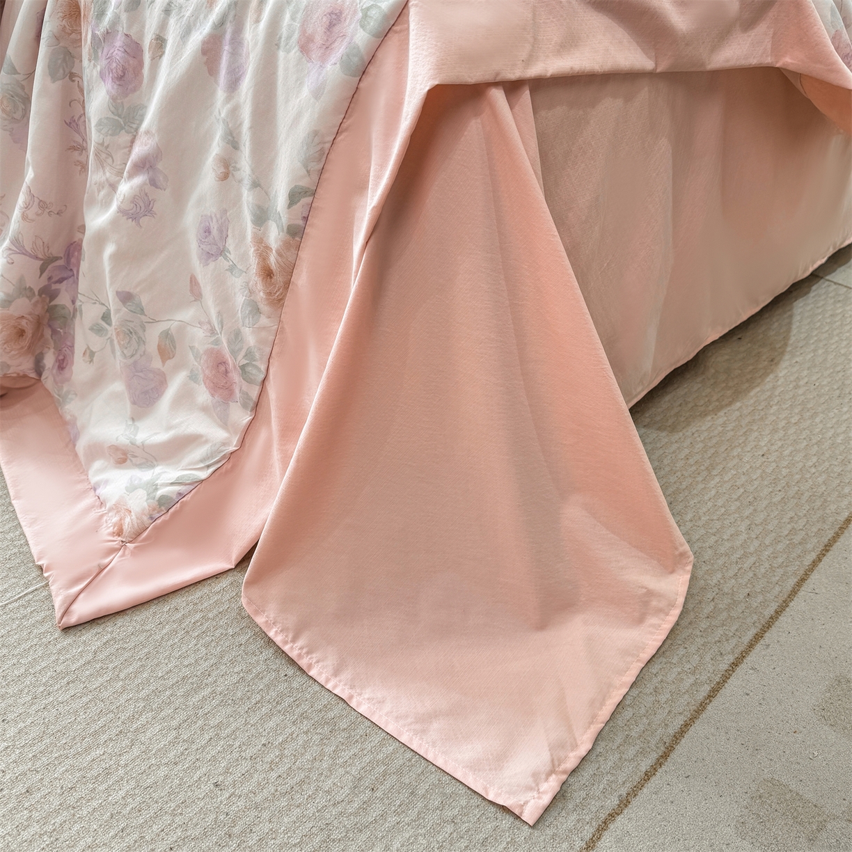 91家纺网 家纺一手货源 找家纺 慕木家纺 2026新款A类印花慕丝棉凉感夏被夏凉被空调被四件套 凡尔赛+粉