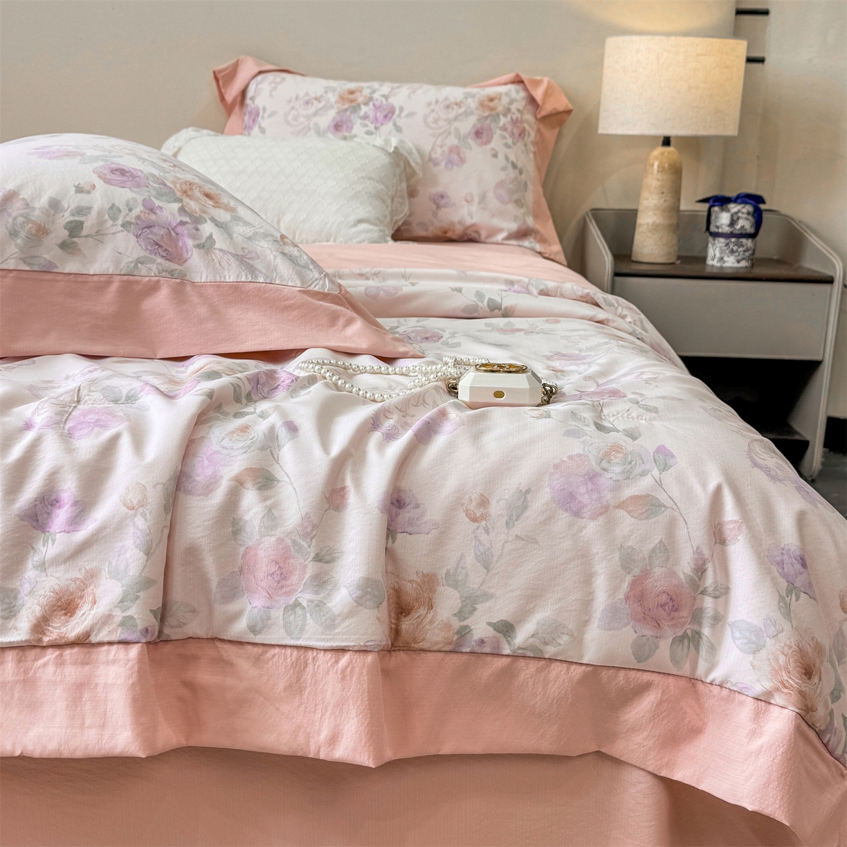 91家纺网 家纺一手货源 找家纺 慕木家纺 2026新款A类印花慕丝棉凉感夏被夏凉被空调被四件套 凡尔赛+粉