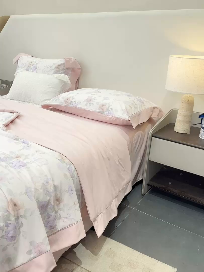 91家纺网 家纺一手货源 找家纺 慕木家纺 2026新款A类印花慕丝棉凉感夏被夏凉被空调被四件套 凡尔赛+粉