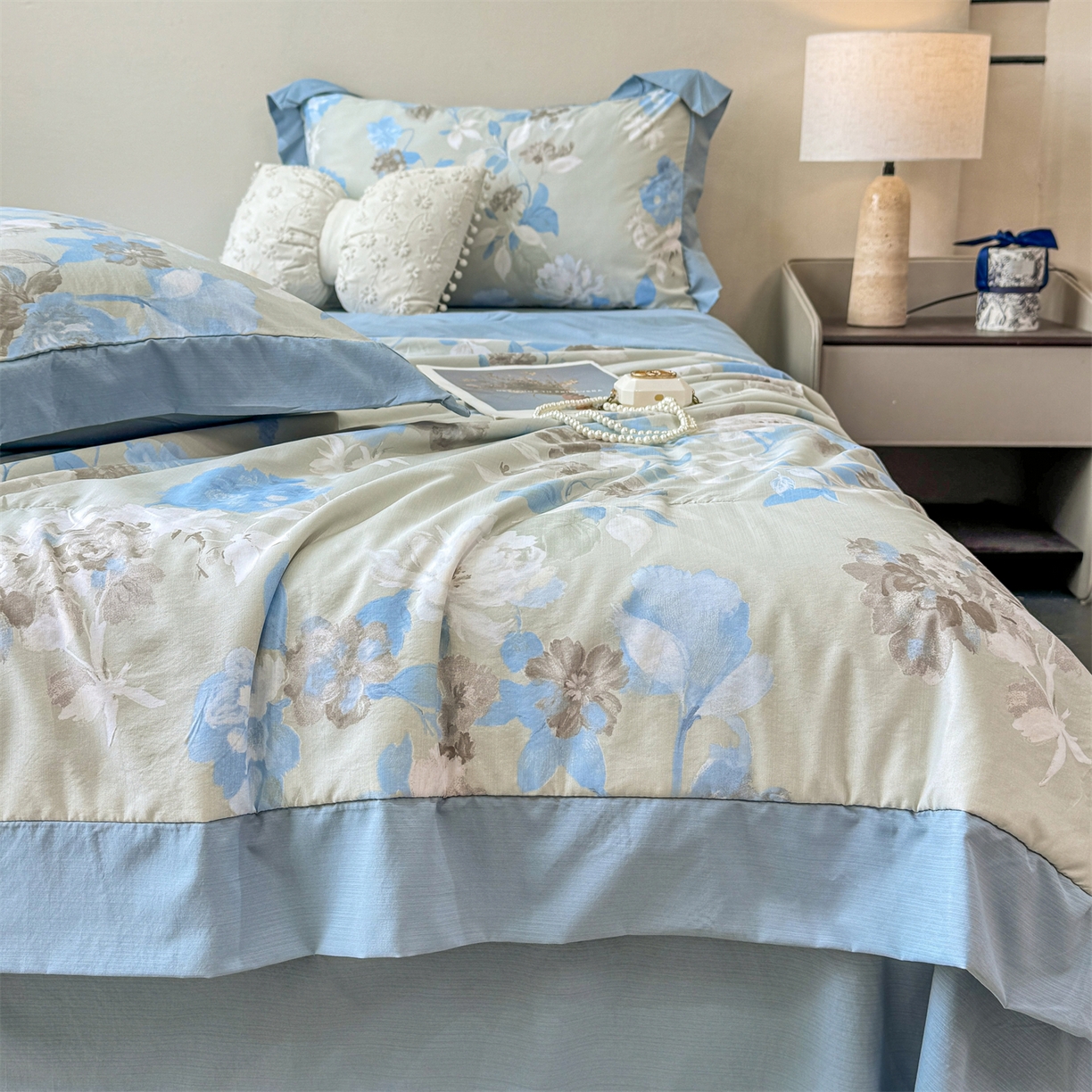 91家纺网 家纺一手货源 找家纺 慕木家纺 2026新款A类印花慕丝棉凉感夏被夏凉被空调被四件套 蓝漪+蓝