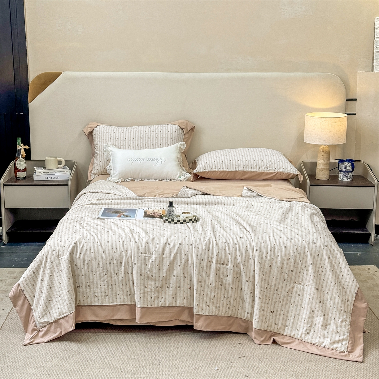 91家纺网 家纺一手货源 找家纺 慕木家纺 2026新款A类印花慕丝棉凉感夏被夏凉被空调被四件套 波点序章+驼