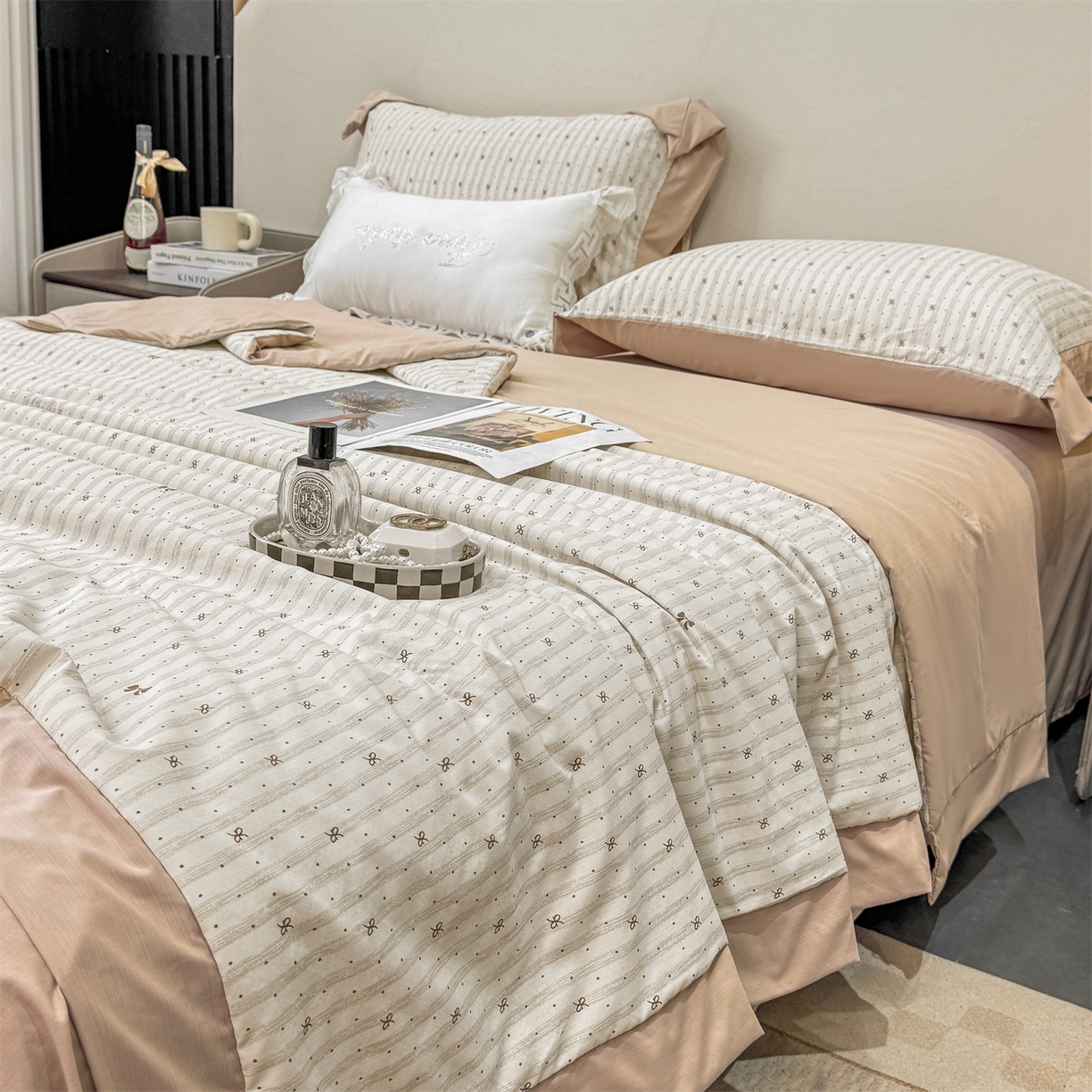 91家纺网 家纺一手货源 找家纺 慕木家纺 2026新款A类印花慕丝棉凉感夏被夏凉被空调被四件套 波点序章+驼