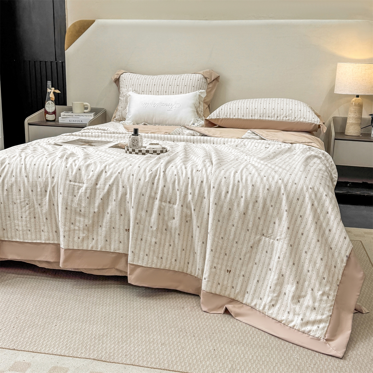 91家纺网 家纺一手货源 找家纺 慕木家纺 2026新款A类印花慕丝棉凉感夏被夏凉被空调被四件套 波点序章+驼