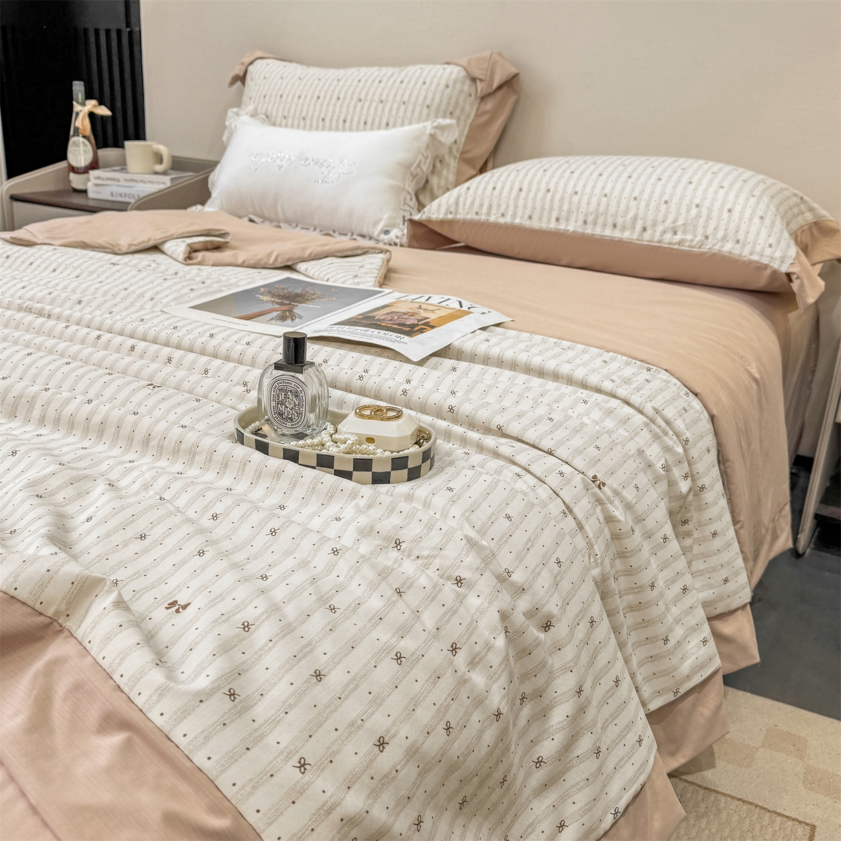 91家纺网 家纺一手货源 找家纺 慕木家纺 2026新款A类印花慕丝棉凉感夏被夏凉被空调被四件套 波点序章+驼