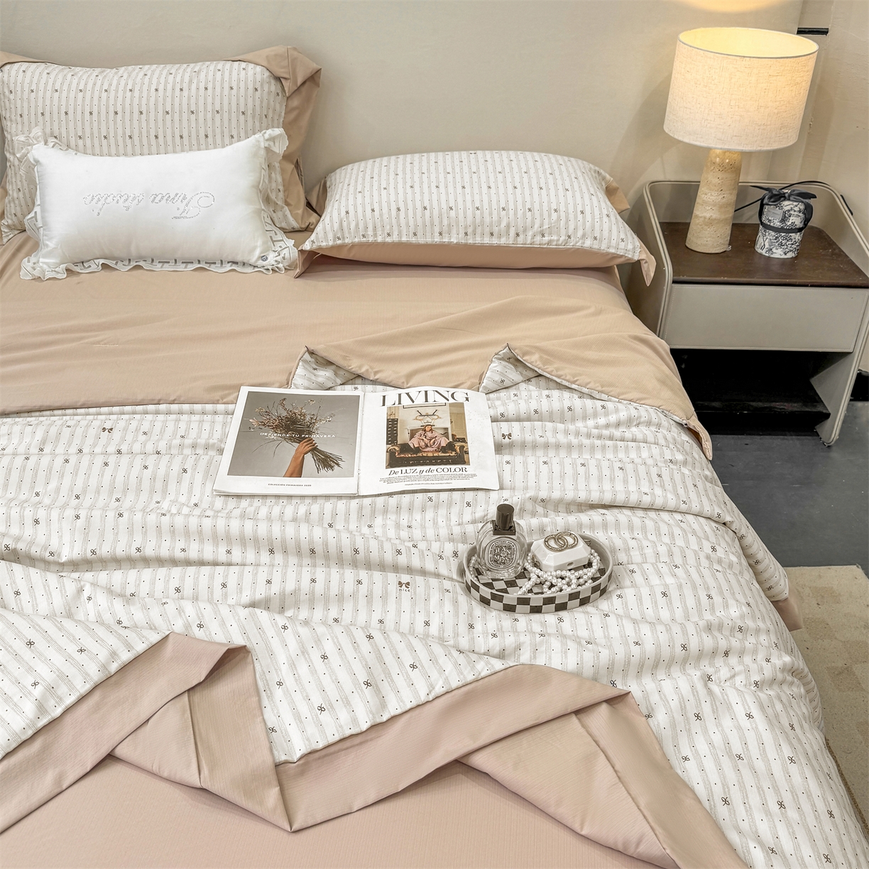 91家纺网 家纺一手货源 找家纺 慕木家纺 2026新款A类印花慕丝棉凉感夏被夏凉被空调被四件套 波点序章+驼