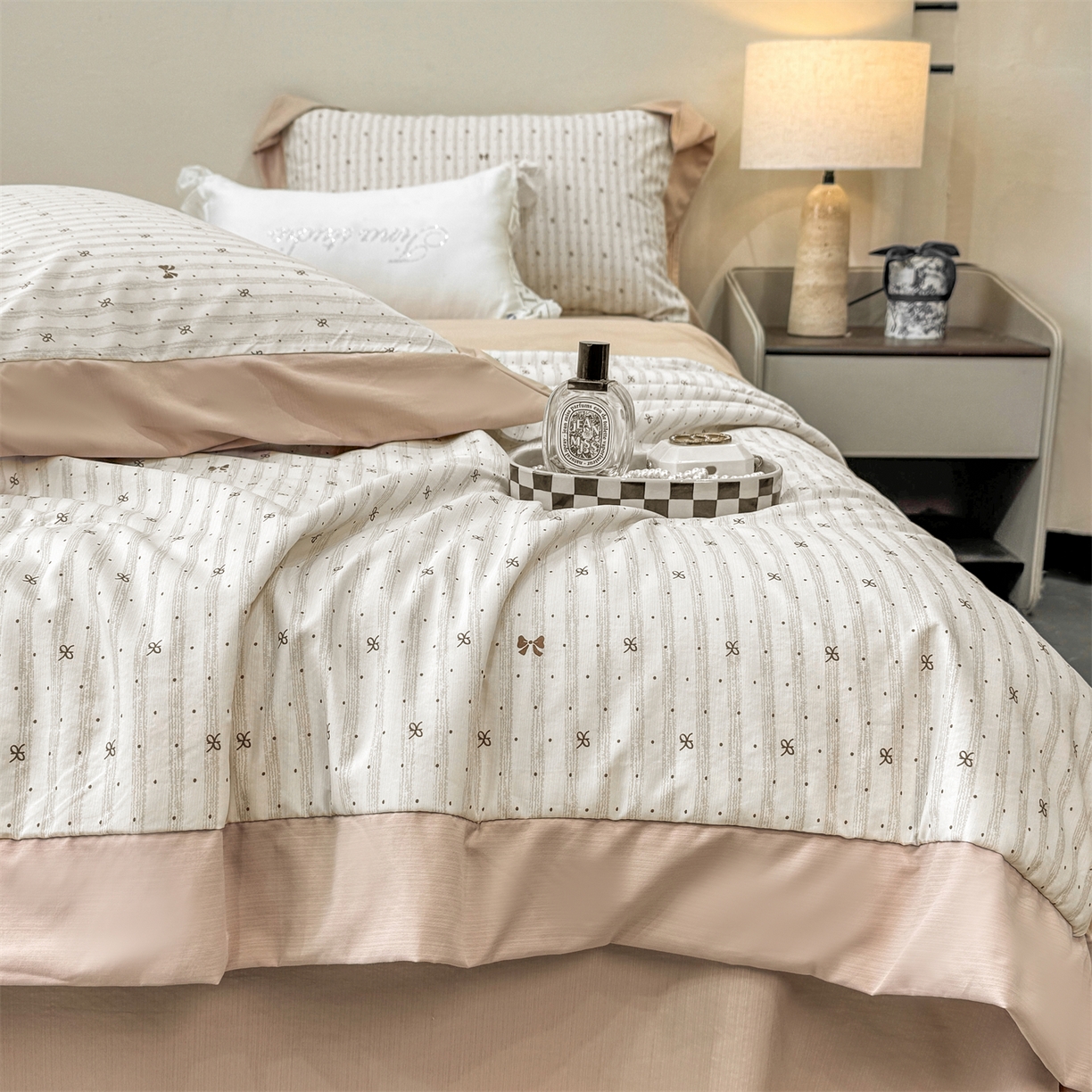 91家纺网 家纺一手货源 找家纺 慕木家纺 2026新款A类印花慕丝棉凉感夏被夏凉被空调被四件套 波点序章+驼