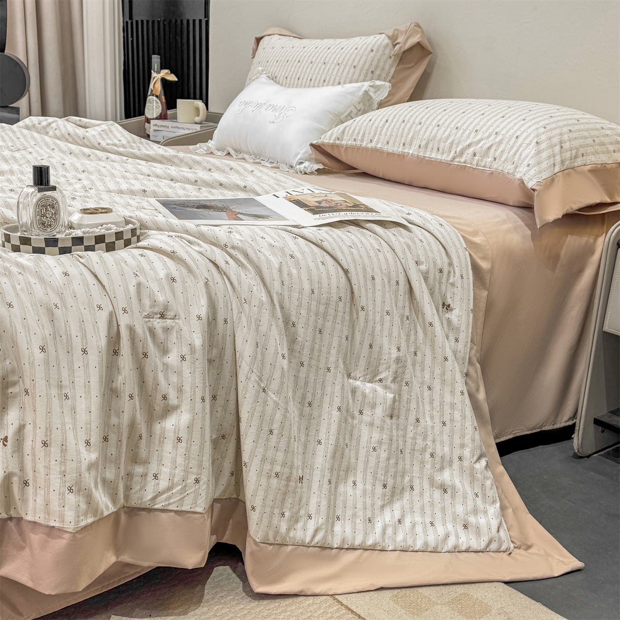 91家纺网 家纺一手货源 找家纺 慕木家纺 2026新款A类印花慕丝棉凉感夏被夏凉被空调被四件套 波点序章+驼