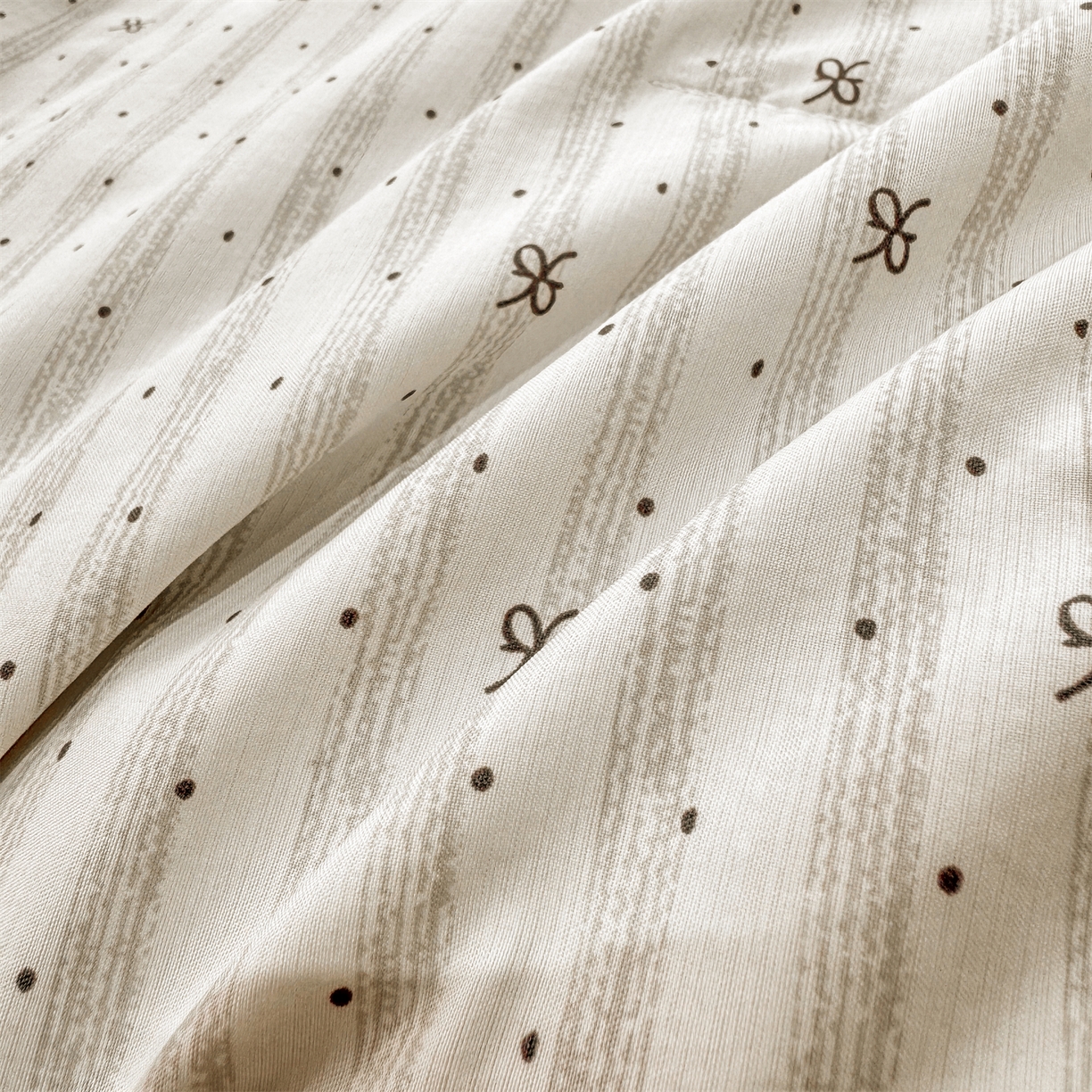 91家纺网 家纺一手货源 找家纺 慕木家纺 2026新款A类印花慕丝棉凉感夏被夏凉被空调被四件套 波点序章+驼