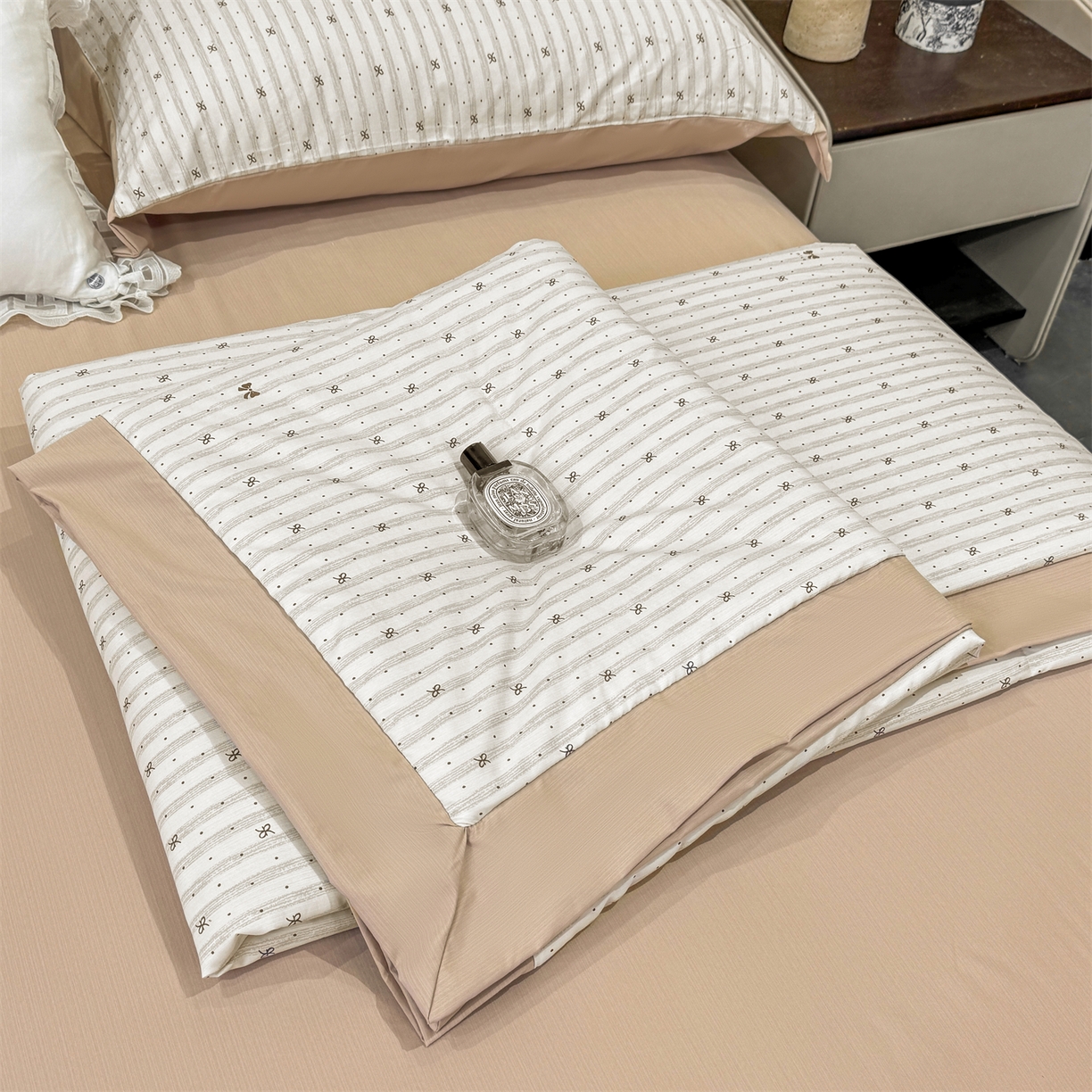 91家纺网 家纺一手货源 找家纺 慕木家纺 2026新款A类印花慕丝棉凉感夏被夏凉被空调被四件套 波点序章+驼