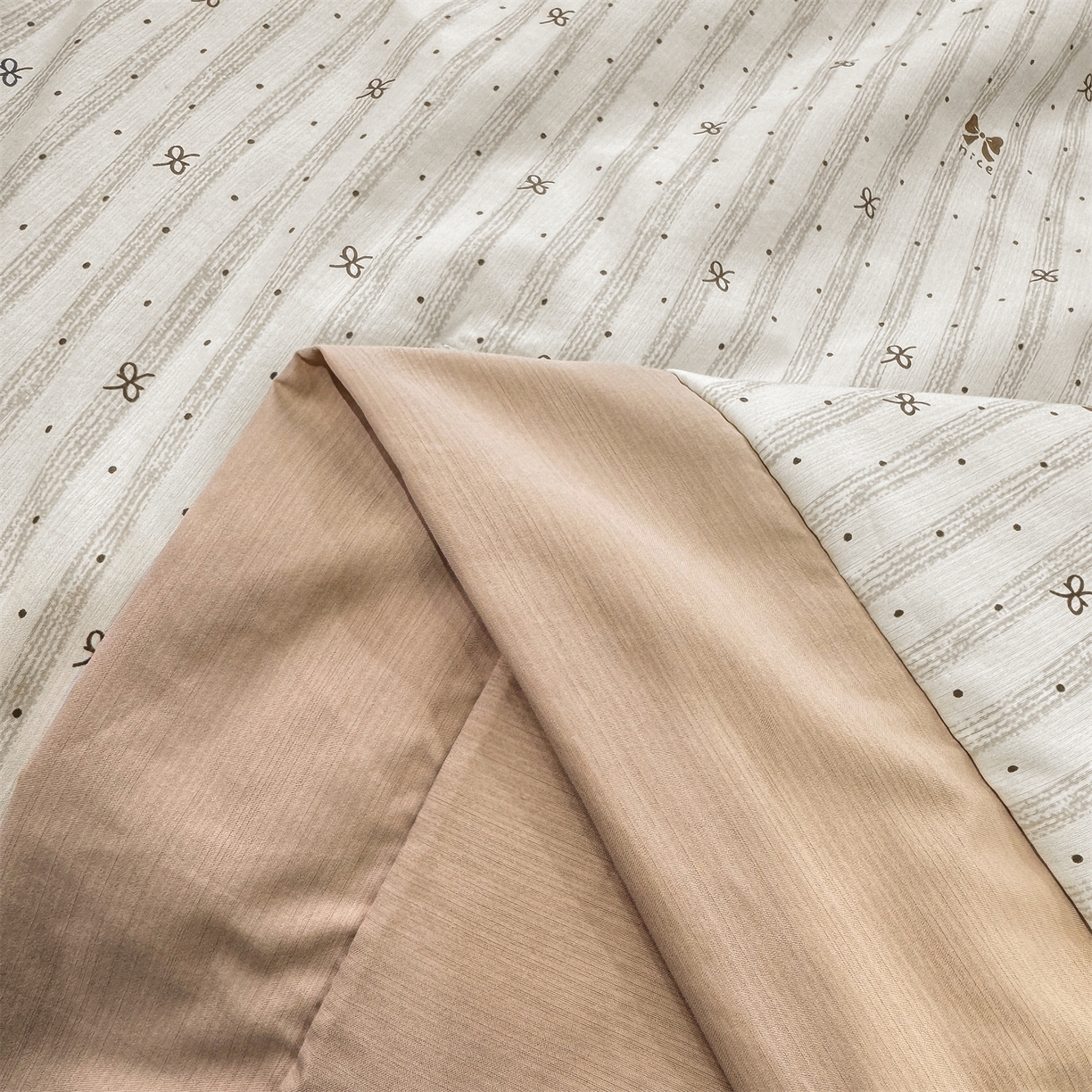 91家纺网 家纺一手货源 找家纺 慕木家纺 2026新款A类印花慕丝棉凉感夏被夏凉被空调被四件套 波点序章+驼