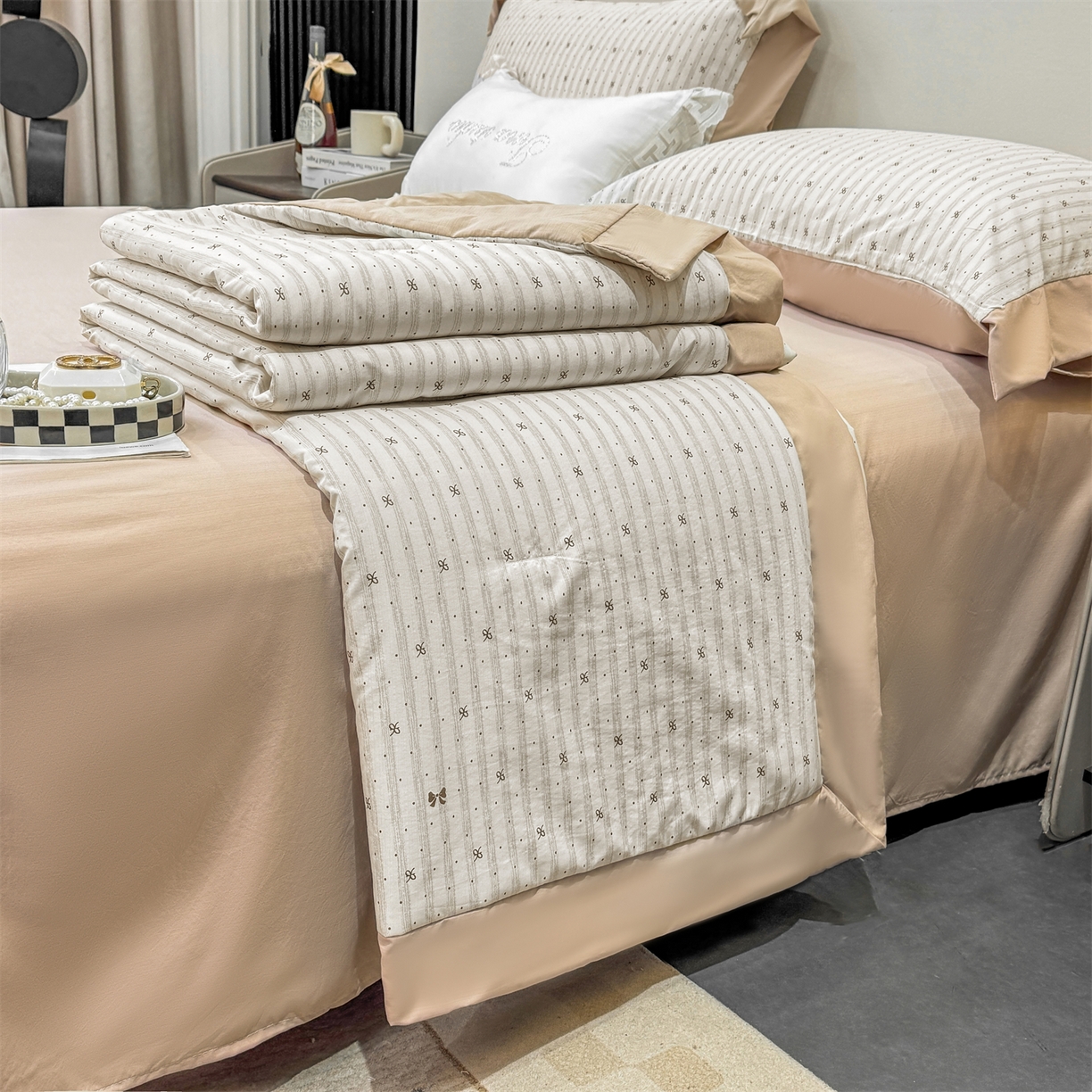 91家纺网 家纺一手货源 找家纺 慕木家纺 2026新款A类印花慕丝棉凉感夏被夏凉被空调被四件套 波点序章+驼