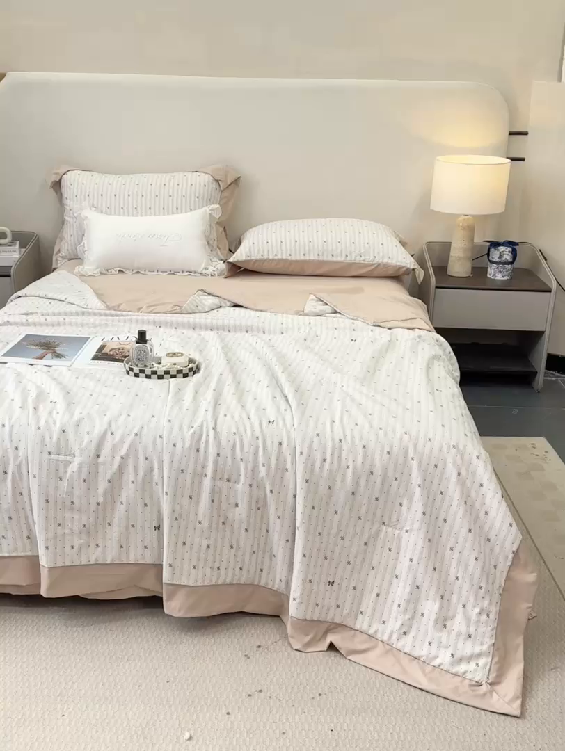 91家纺网 家纺一手货源 找家纺 慕木家纺 2026新款A类印花慕丝棉凉感夏被夏凉被空调被四件套 波点序章+驼