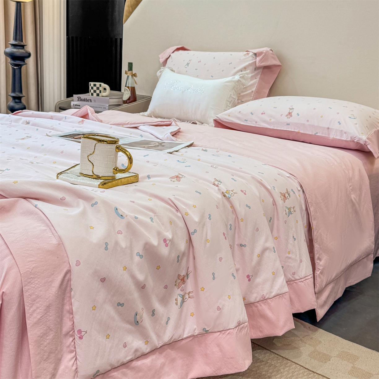 91家纺网 家纺一手货源 找家纺 慕木家纺 2026新款A类印花慕丝棉凉感夏被夏凉被空调被四件套 星心兔语+粉