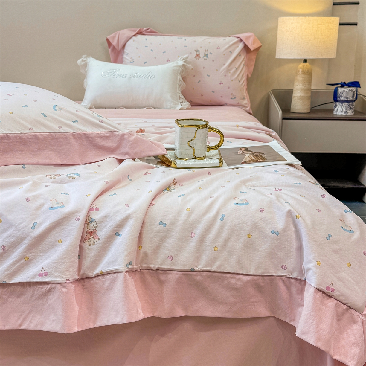 91家纺网 家纺一手货源 找家纺 慕木家纺 2026新款A类印花慕丝棉凉感夏被夏凉被空调被四件套 星心兔语+粉