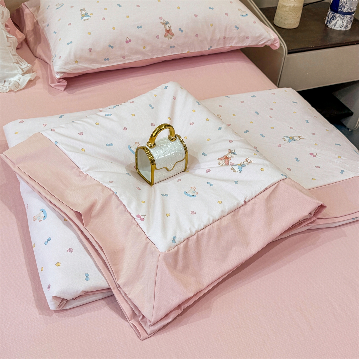 91家纺网 家纺一手货源 找家纺 慕木家纺 2026新款A类印花慕丝棉凉感夏被夏凉被空调被四件套 星心兔语+粉