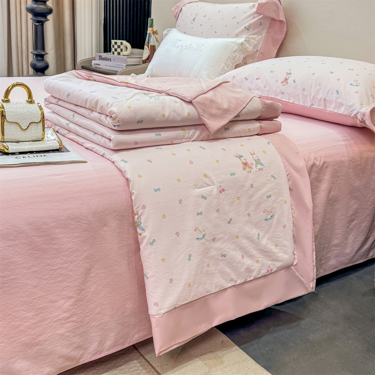 91家纺网 家纺一手货源 找家纺 慕木家纺 2026新款A类印花慕丝棉凉感夏被夏凉被空调被四件套 星心兔语+粉