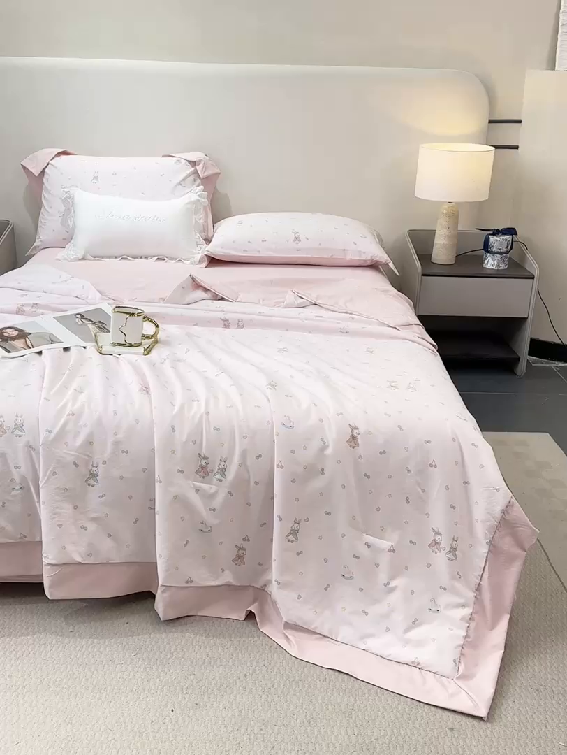 91家纺网 家纺一手货源 找家纺 慕木家纺 2026新款A类印花慕丝棉凉感夏被夏凉被空调被四件套 星心兔语+粉