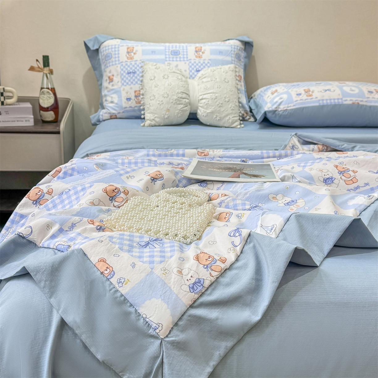 91家纺网 家纺一手货源 找家纺 慕木家纺 2026新款A类印花慕丝棉凉感夏被夏凉被空调被四件套 熊兔叙+蓝