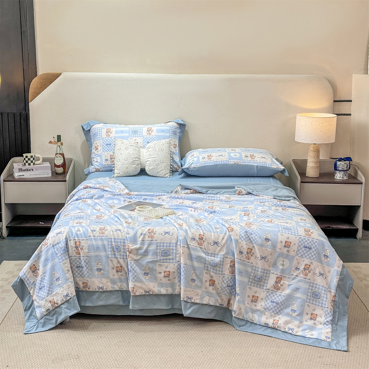 91家纺网 家纺一手货源 找家纺 慕木家纺 2026新款A类印花慕丝棉凉感夏被夏凉被空调被四件套 熊兔叙+蓝