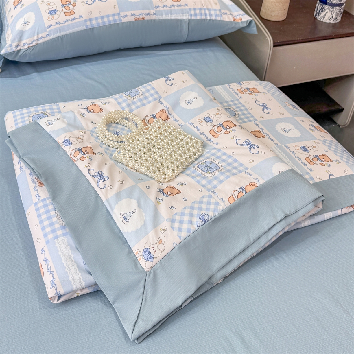 91家纺网 家纺一手货源 找家纺 慕木家纺 2026新款A类印花慕丝棉凉感夏被夏凉被空调被四件套 熊兔叙+蓝