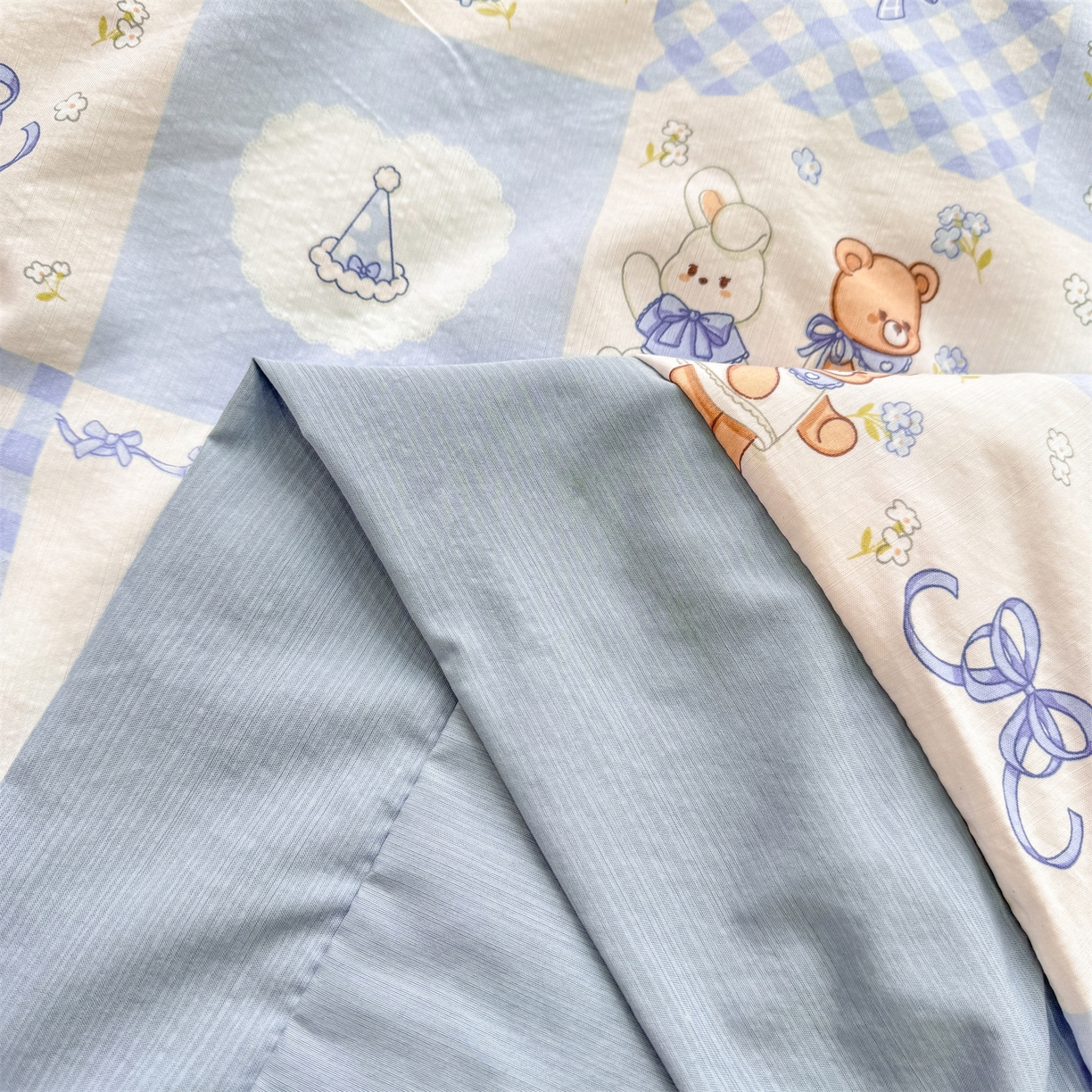 91家纺网 家纺一手货源 找家纺 慕木家纺 2026新款A类印花慕丝棉凉感夏被夏凉被空调被四件套 熊兔叙+蓝