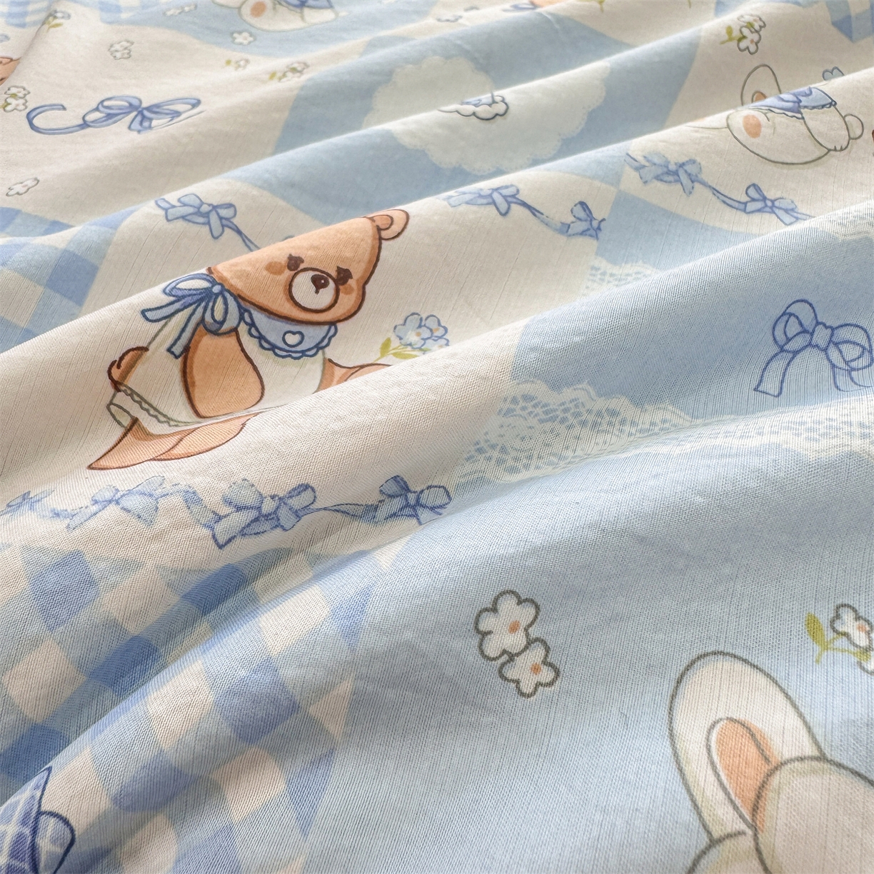 91家纺网 家纺一手货源 找家纺 慕木家纺 2026新款A类印花慕丝棉凉感夏被夏凉被空调被四件套 熊兔叙+蓝