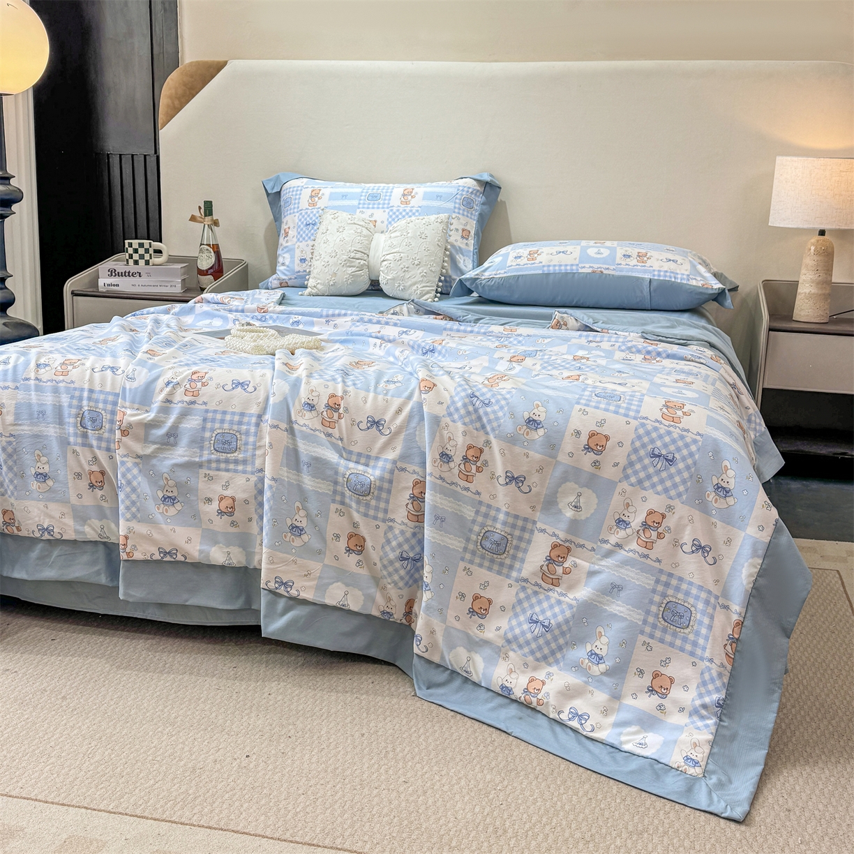 91家纺网 家纺一手货源 找家纺 慕木家纺 2026新款A类印花慕丝棉凉感夏被夏凉被空调被四件套 熊兔叙+蓝