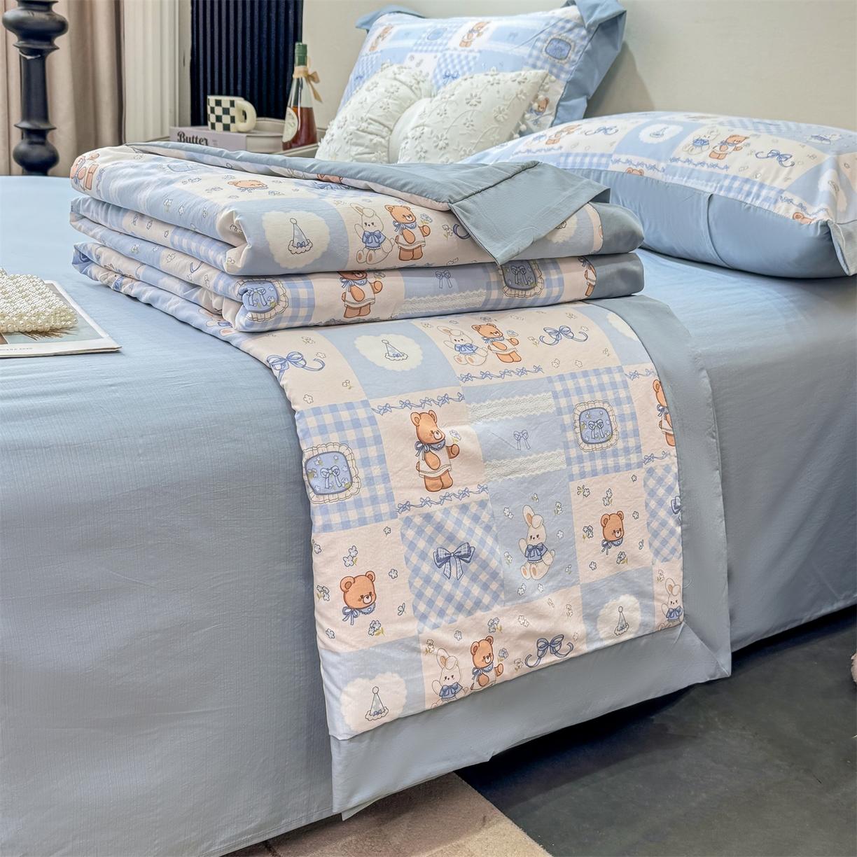 91家纺网 家纺一手货源 找家纺 慕木家纺 2026新款A类印花慕丝棉凉感夏被夏凉被空调被四件套 熊兔叙+蓝