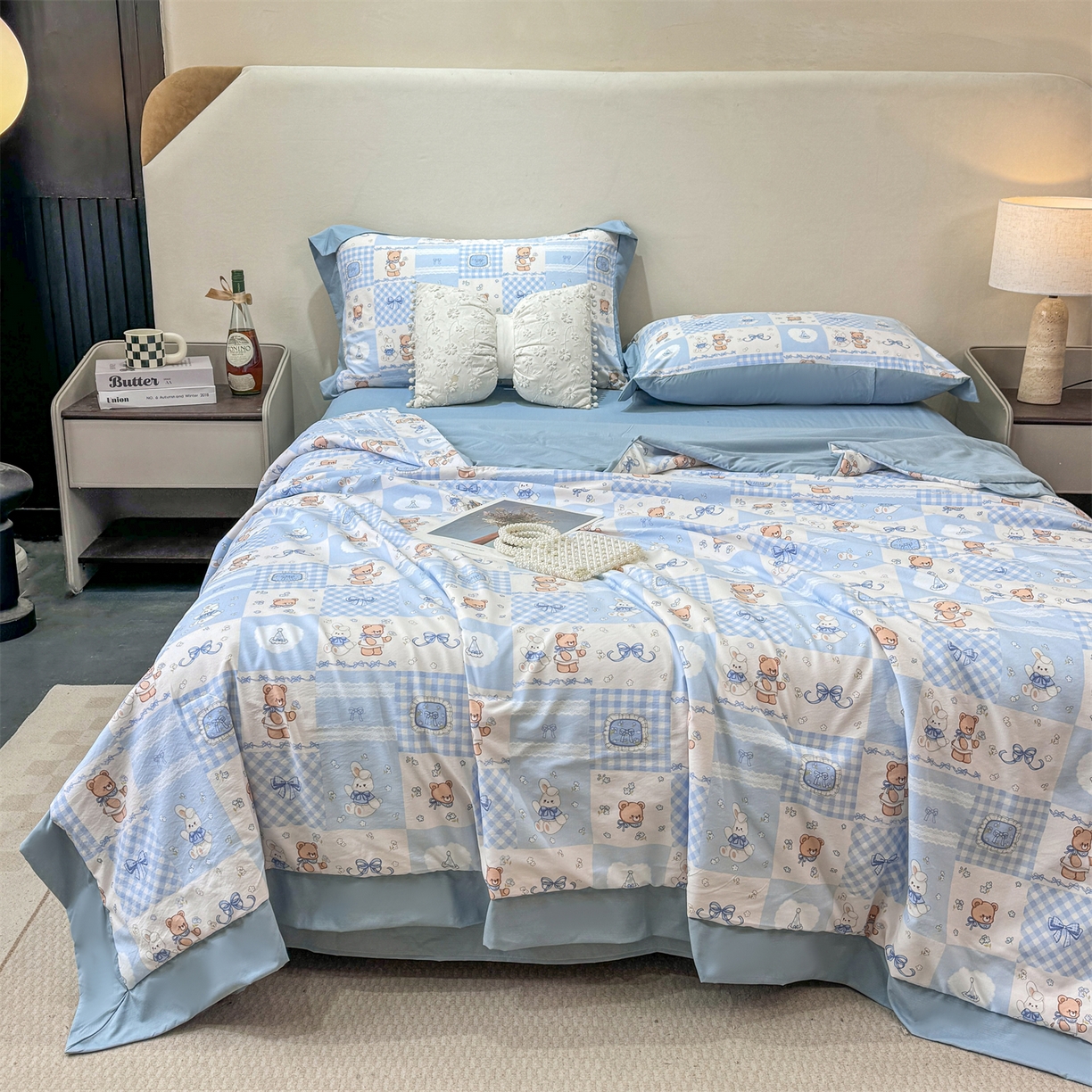 91家纺网 家纺一手货源 找家纺 慕木家纺 2026新款A类印花慕丝棉凉感夏被夏凉被空调被四件套 熊兔叙+蓝