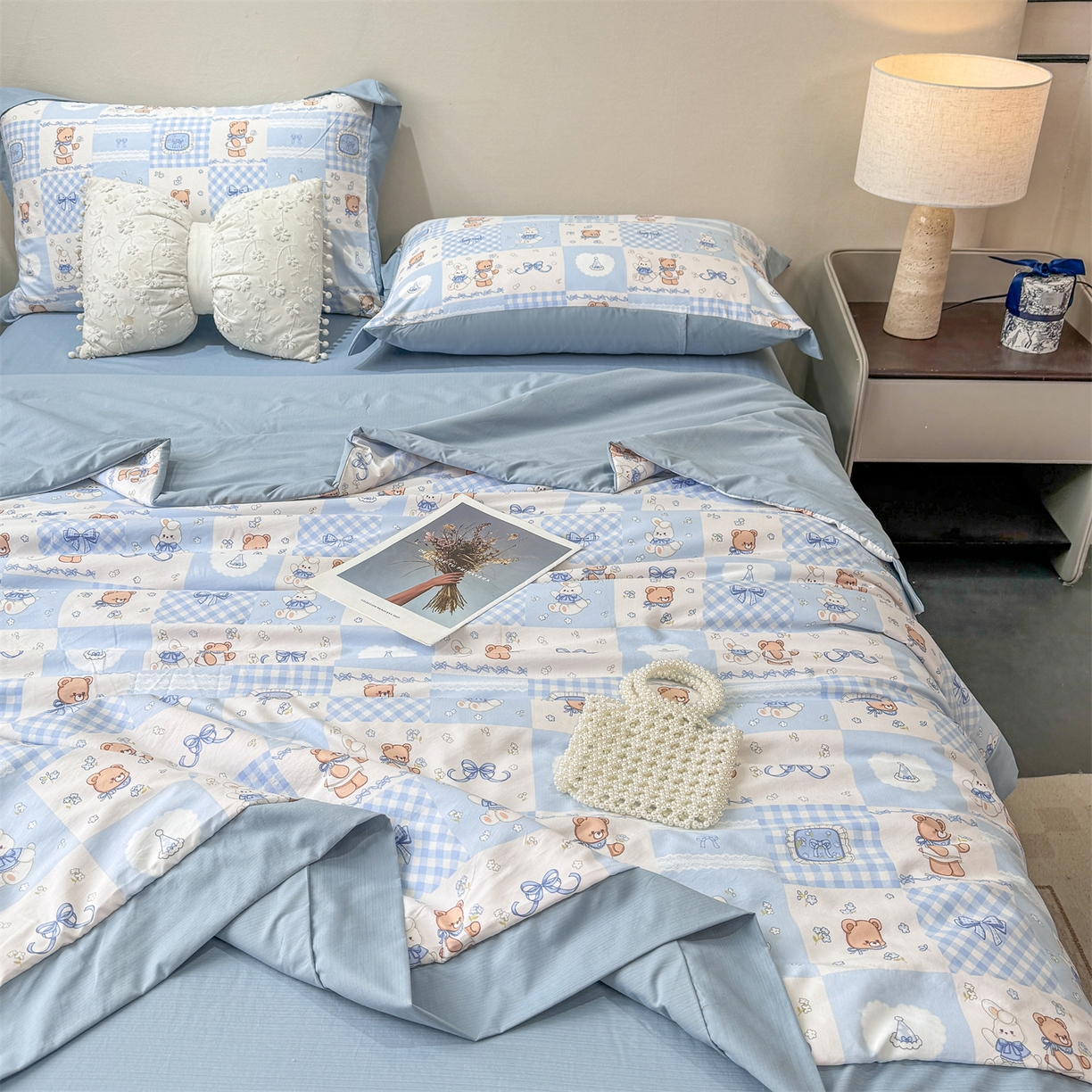 91家纺网 家纺一手货源 找家纺 慕木家纺 2026新款A类印花慕丝棉凉感夏被夏凉被空调被四件套 熊兔叙+蓝