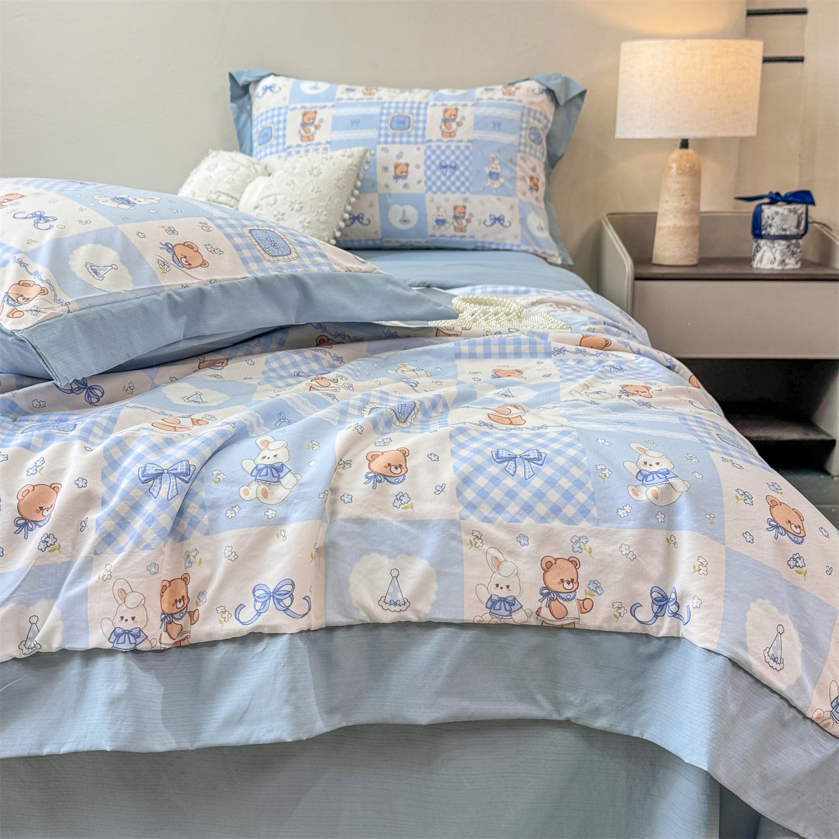 91家纺网 家纺一手货源 找家纺 慕木家纺 2026新款A类印花慕丝棉凉感夏被夏凉被空调被四件套 熊兔叙+蓝
