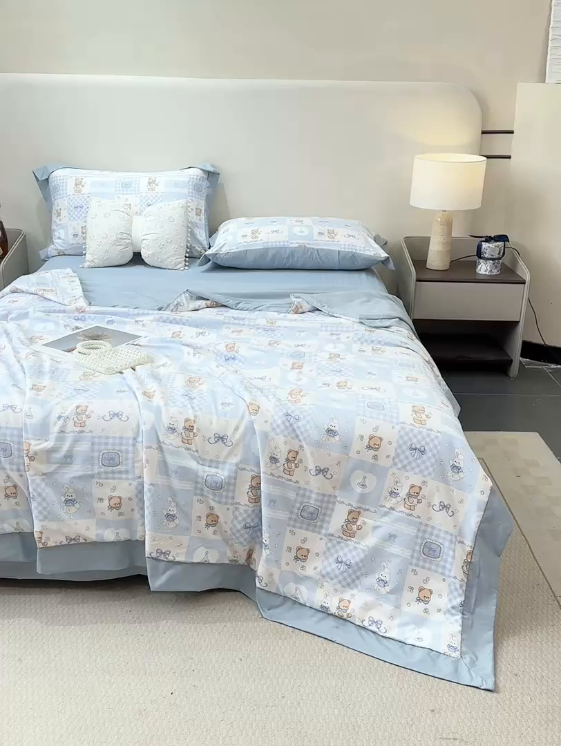 91家纺网 家纺一手货源 找家纺 慕木家纺 2026新款A类印花慕丝棉凉感夏被夏凉被空调被四件套 熊兔叙+蓝