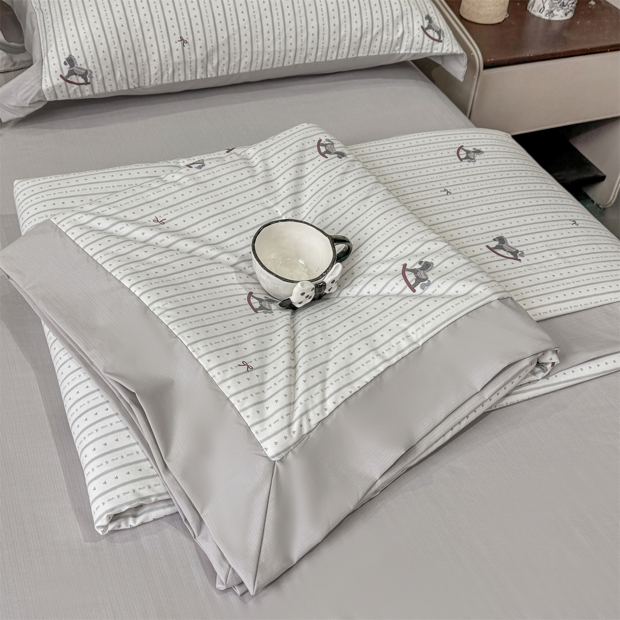 91家纺网 家纺一手货源 找家纺 慕木家纺 2026新款A类印花慕丝棉凉感夏被夏凉被空调被四件套 木马童谣+灰