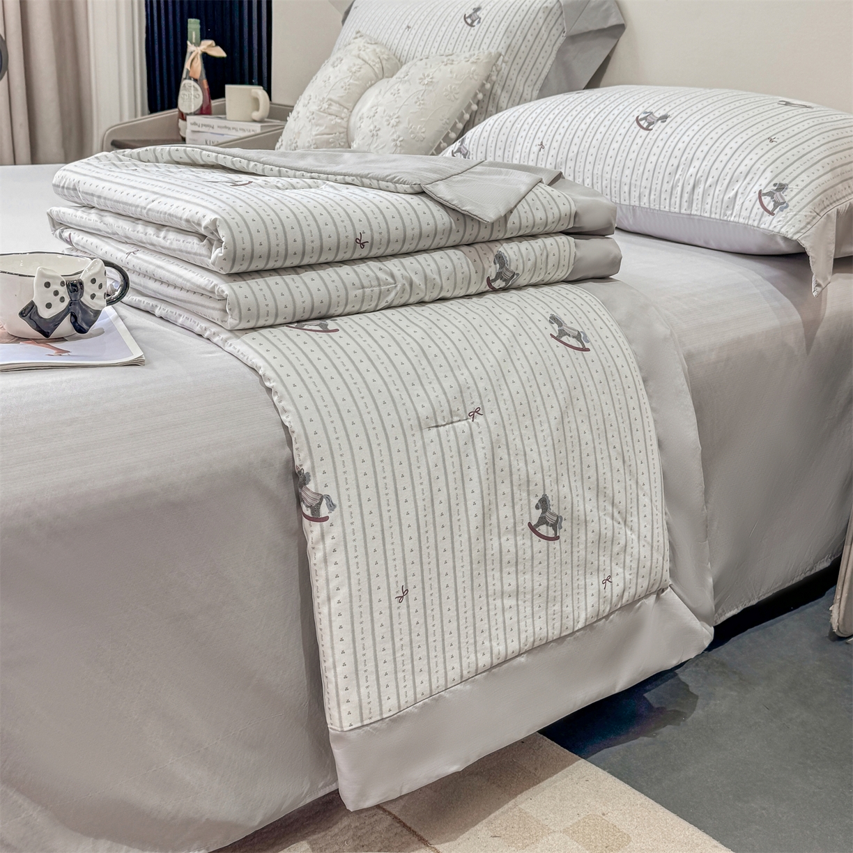 91家纺网 家纺一手货源 找家纺 慕木家纺 2026新款A类印花慕丝棉凉感夏被夏凉被空调被四件套 木马童谣+灰