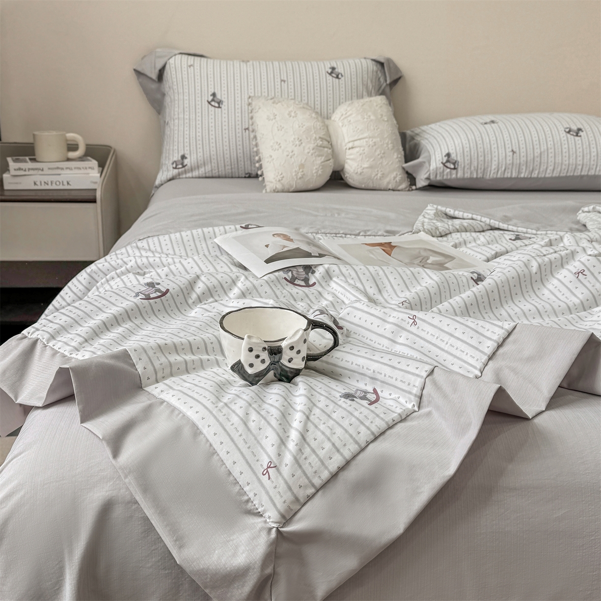 91家纺网 家纺一手货源 找家纺 慕木家纺 2026新款A类印花慕丝棉凉感夏被夏凉被空调被四件套 木马童谣+灰