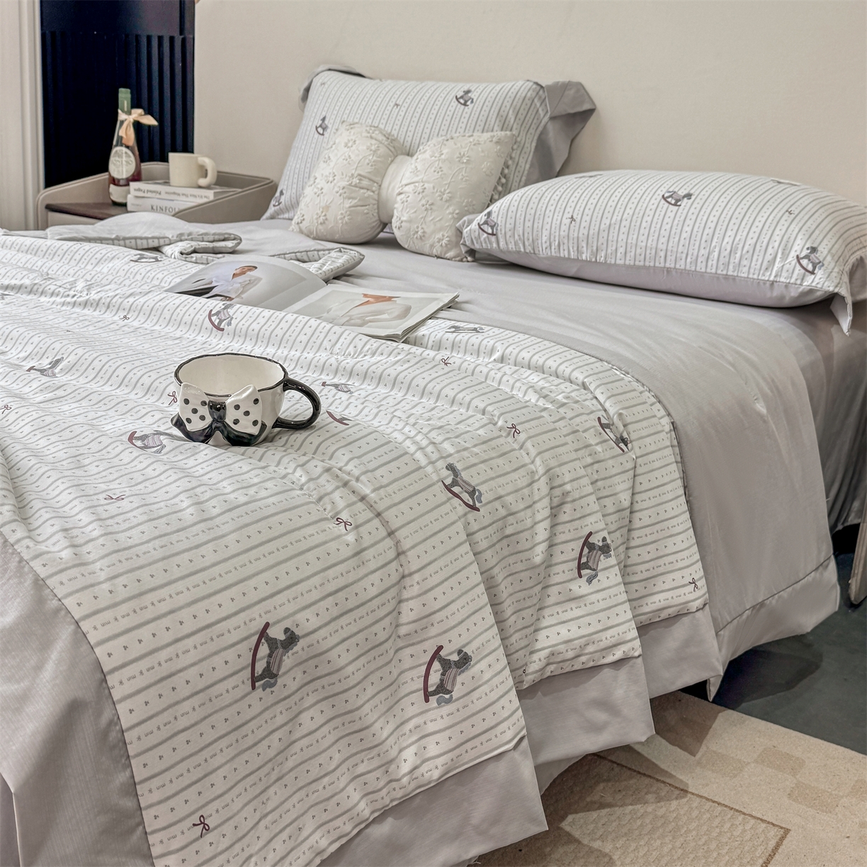 91家纺网 家纺一手货源 找家纺 慕木家纺 2026新款A类印花慕丝棉凉感夏被夏凉被空调被四件套 木马童谣+灰