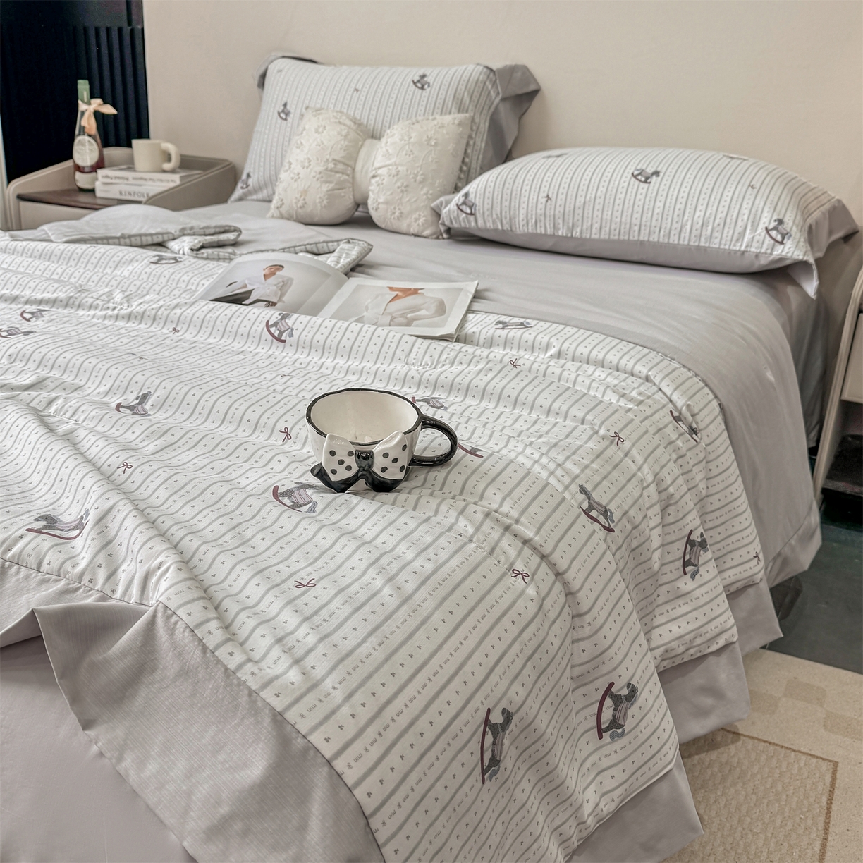 91家纺网 家纺一手货源 找家纺 慕木家纺 2026新款A类印花慕丝棉凉感夏被夏凉被空调被四件套 木马童谣+灰