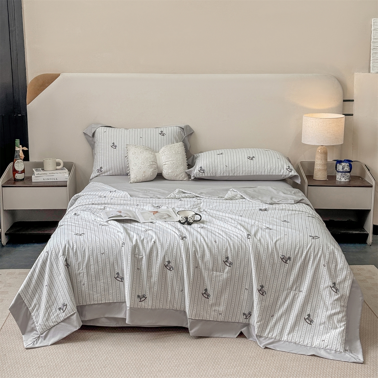 91家纺网 家纺一手货源 找家纺 慕木家纺 2026新款A类印花慕丝棉凉感夏被夏凉被空调被四件套 木马童谣+灰