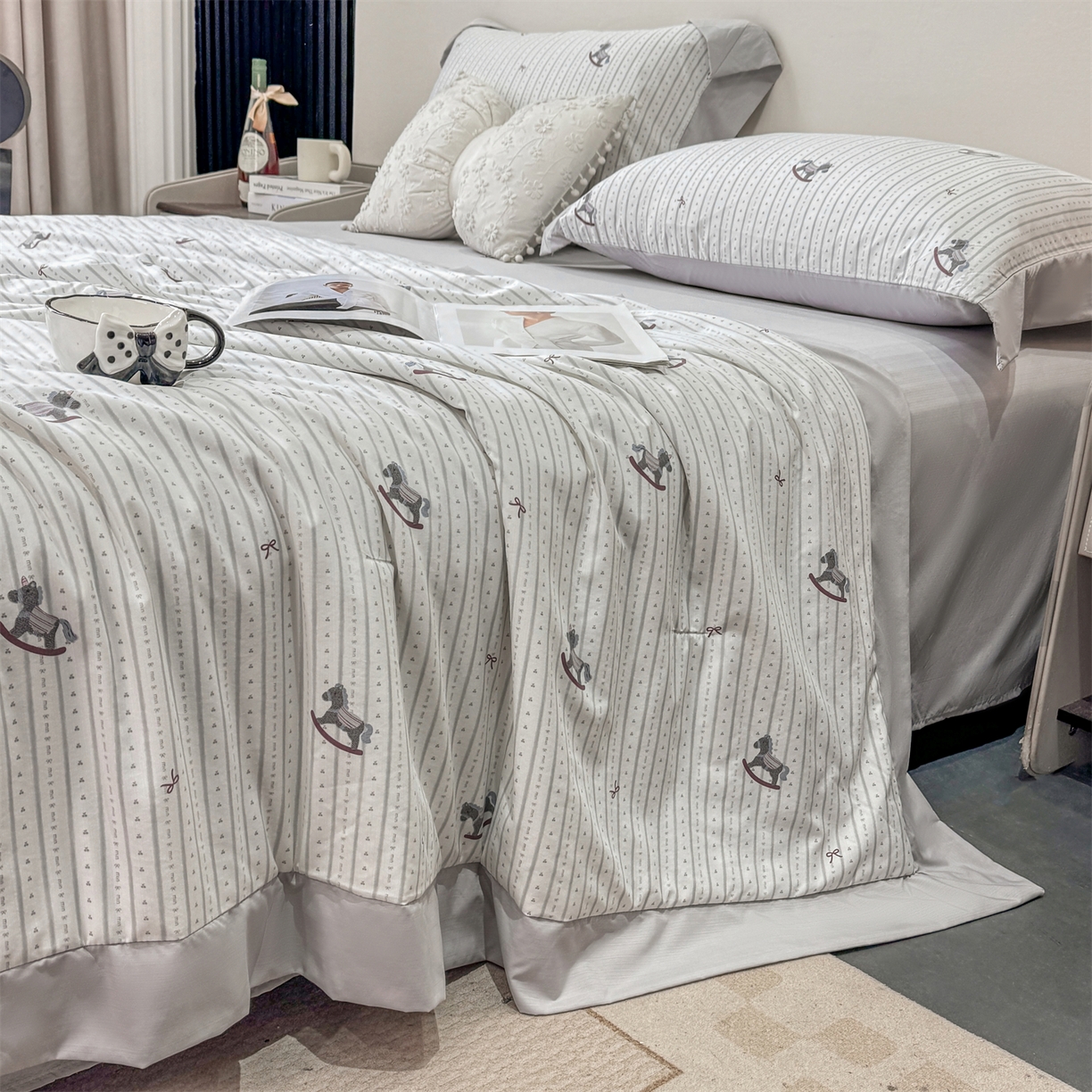 91家纺网 家纺一手货源 找家纺 慕木家纺 2026新款A类印花慕丝棉凉感夏被夏凉被空调被四件套 木马童谣+灰