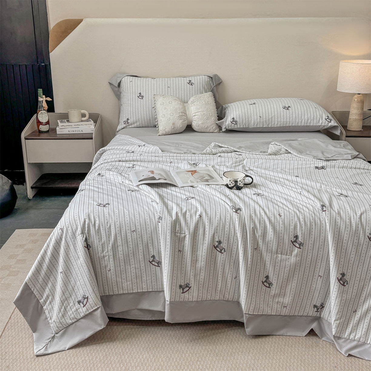 91家纺网 家纺一手货源 找家纺 慕木家纺 2026新款A类印花慕丝棉凉感夏被夏凉被空调被四件套 木马童谣+灰