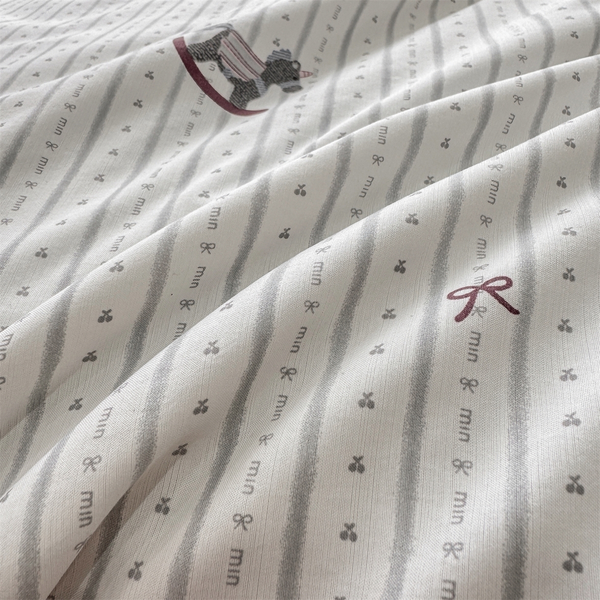 91家纺网 家纺一手货源 找家纺 慕木家纺 2026新款A类印花慕丝棉凉感夏被夏凉被空调被四件套 木马童谣+灰