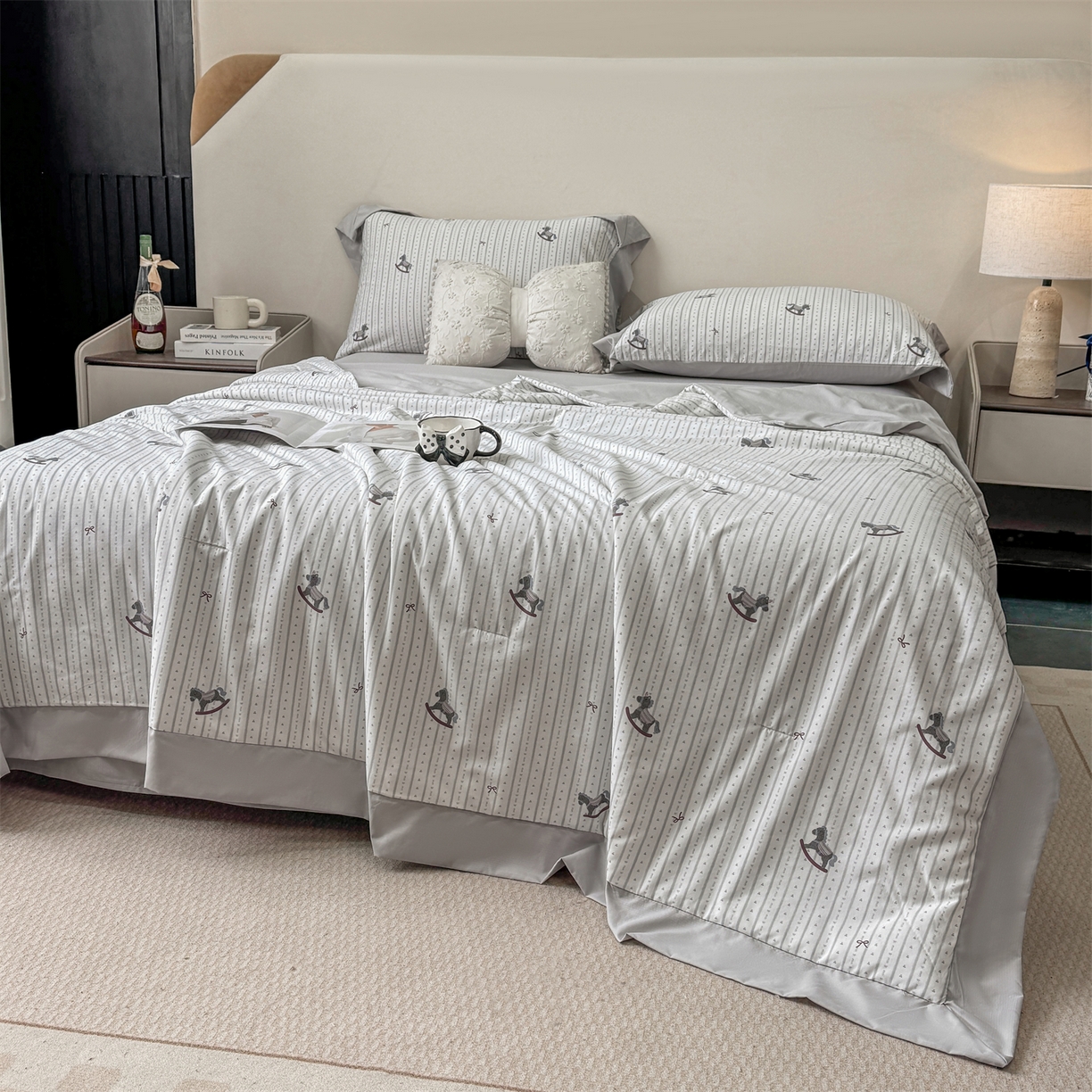 91家纺网 家纺一手货源 找家纺 慕木家纺 2026新款A类印花慕丝棉凉感夏被夏凉被空调被四件套 木马童谣+灰